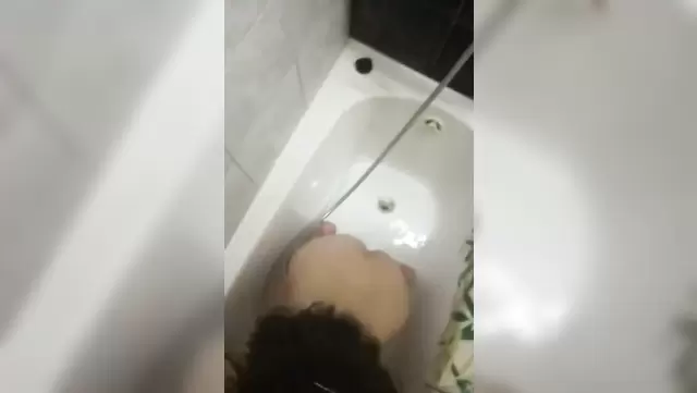 Голая узбечка отсосала член мужа в ванне