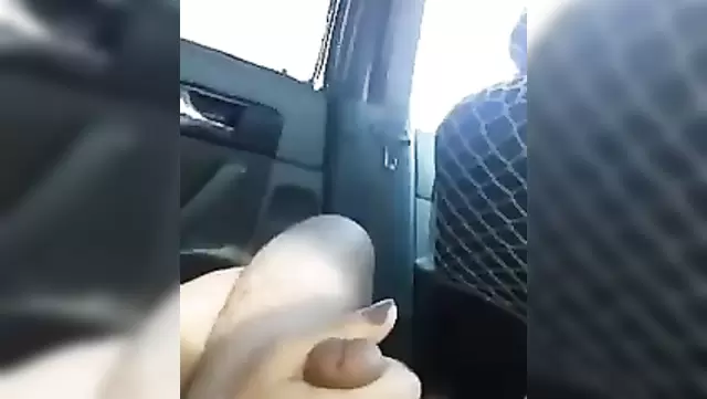 Узбечка сосет волосатый член таксиста в машине