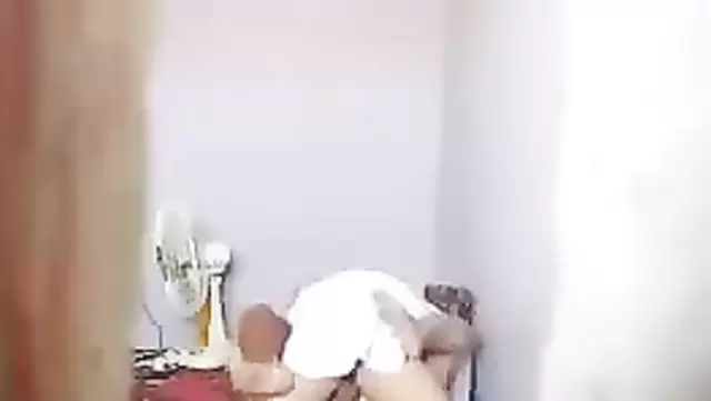 Узбекская жена дала мужу в одежде на полу