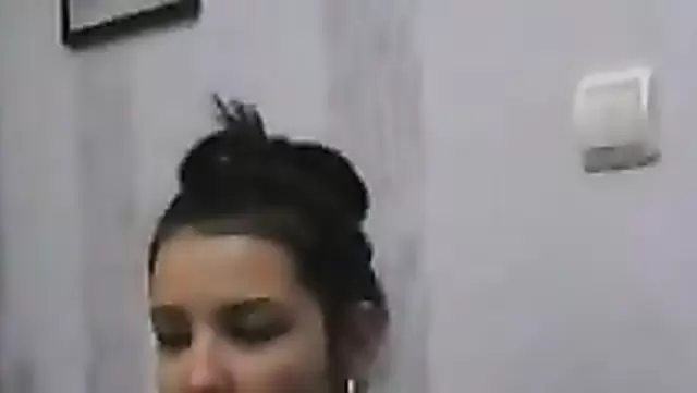 Узбекская девка показала другу голую жопу